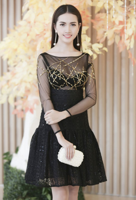 Thời trang sao Việt xấu: Ngọc Trinh bỗng già chát, sến súa vì váy nhung - Ảnh 7 Thoi trang sao Viet xau: Ngoc Trinh bong gia chat, sen sua vi vay nhung - Anh 7