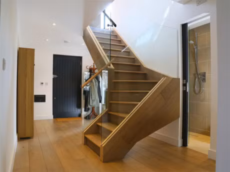 20 mau cau thang dep den bat ngo nho ket hop go va kinh - Anh 19