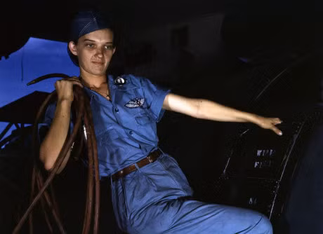 Ngac nhien phu nu che tao may bay chien dau My - Anh 4