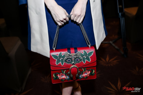 Hà Hồ diện túi hiệu Gucci đỏ chót, ủng hộ đêm nhạc Giang Hồng Ngọc - Ảnh 3 Ha Ho dien tui hieu Gucci do chot, ung ho dem nhac Giang Hong Ngoc - Anh 3