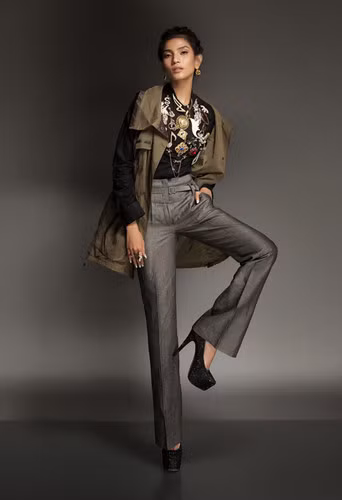 Thoi trang co dien voi so mi den va quan ong loe cua Truong Thi May - Anh 7