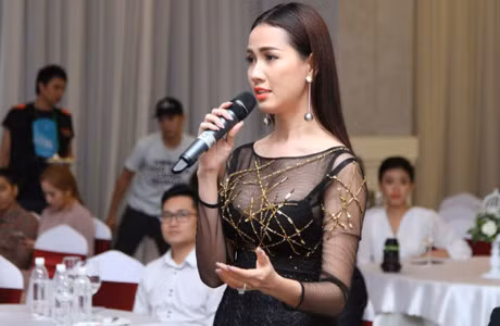 Thoi trang sao Viet xau: Ngoc Trinh bong gia chat, sen sua vi vay nhung - Anh 8