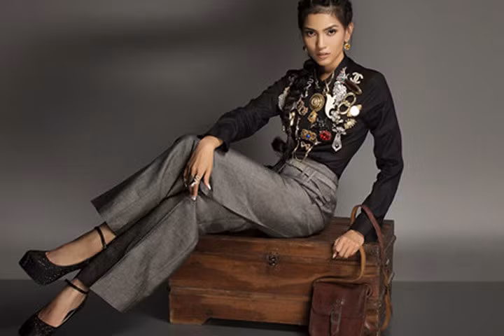 Thời trang cổ điển với sơ mi đen và quần ống loe của Trương Thị May