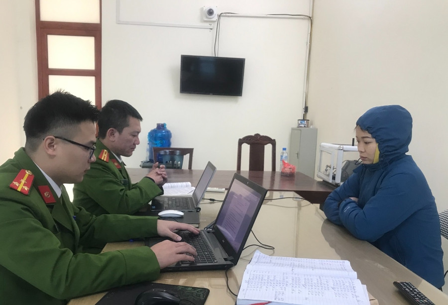 Cơ quan công an làm việc với đối tượng Phùng Thị Hồng.