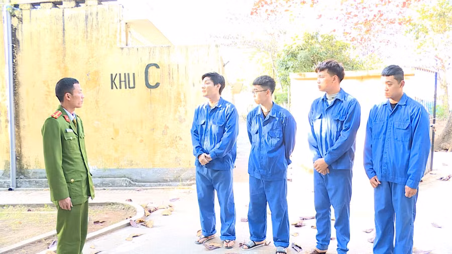 Một số đối tượng trong đường dây đánh bạc bị bắt giữ.