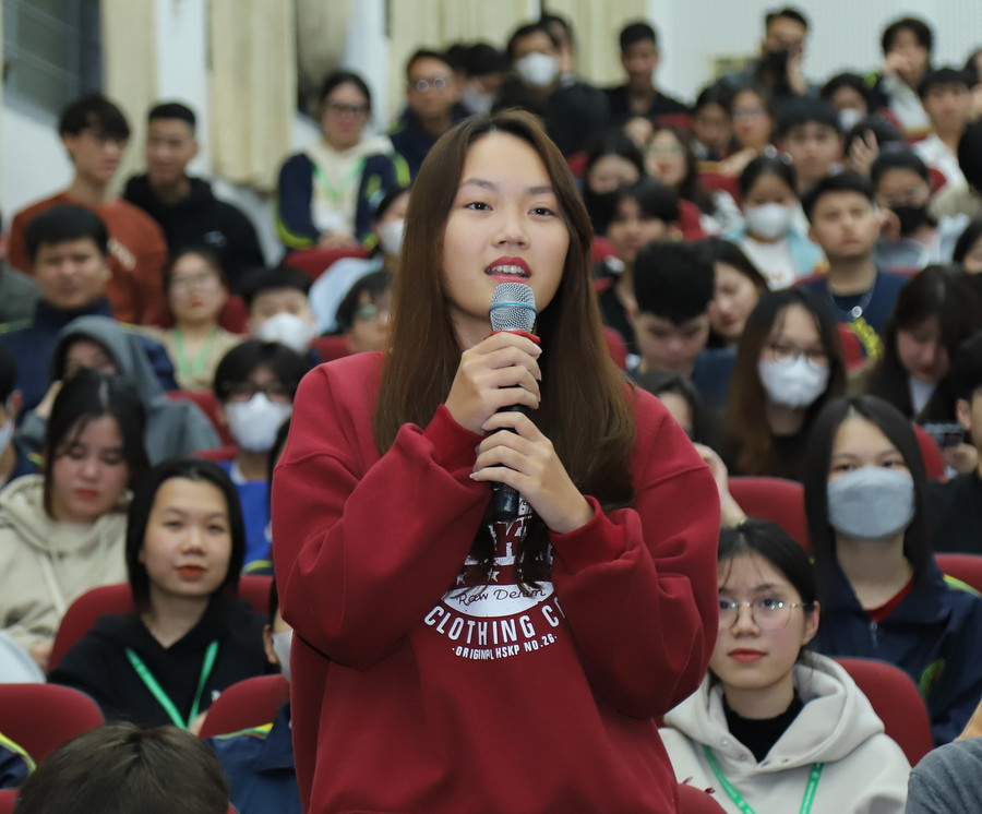 Sinh viên đặt câu hỏi với chuyên gia trong buổi tọa đàm.