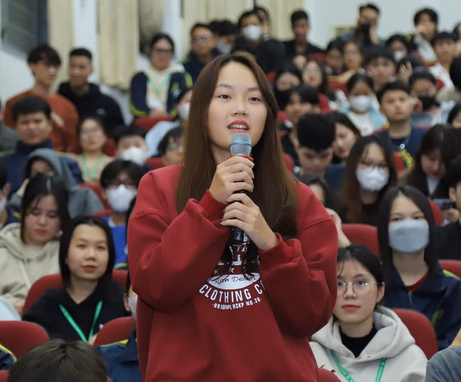 Sinh viên đặt câu hỏi với chuyên gia trong buổi tọa đàm. Sinh viên đặt câu hỏi với chuyên gia trong buổi tọa đàm.