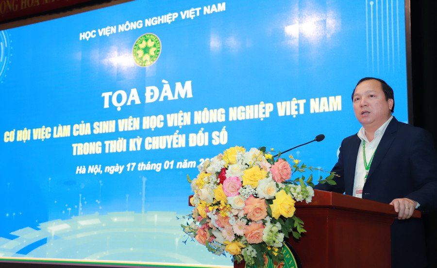 TS Vũ Ngọc Huyên phát biểu tại tọa đàm.