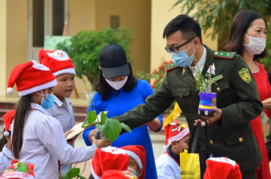 Cán bộ của Chi cục Kiểm lâm Hà Nội trực tiếp đổi cây và trao quà cho các em học sinh.