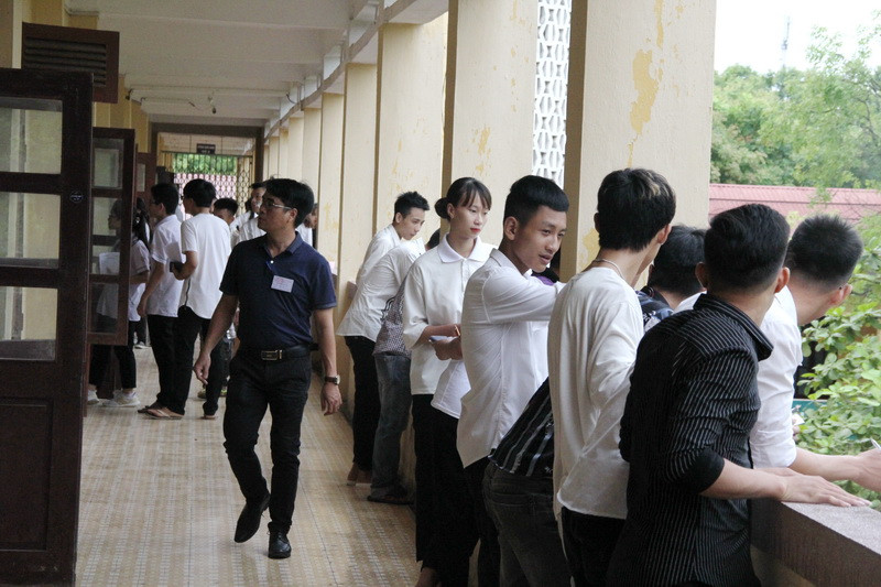 Các thí sinh trao đổi thảo luận bên ngoài phòng thi. Các thí sinh trao đổi thảo luận bên ngoài phòng thi.