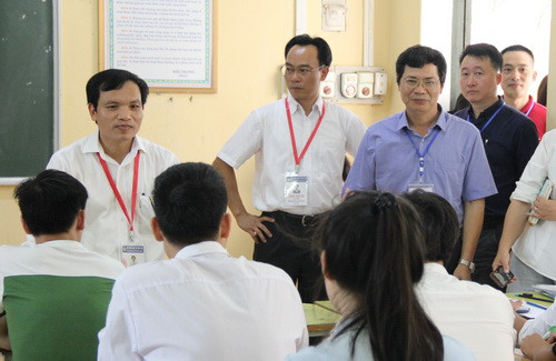 Ông Mai Văn Trinh trò chuyện thân mật và động viên các thí sinh Ông Mai Văn Trinh trò chuyện thân mật và động viên các thí sinh