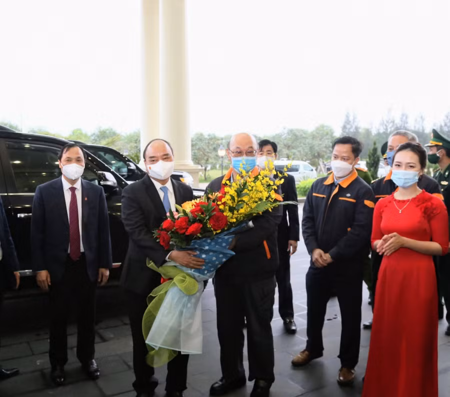 Đại diện lãnh đạo công ty FHS Hà Tĩnh tặng hoa Chủ tịch nước Nguyễn Xuân Phúc nhân chuyến thăm và làm việc tại doanh nghiệp