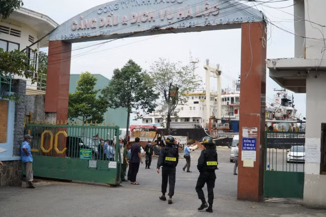 Lực lượng công an làm nhiệm vụ tại trụ sở Công ty TNHH Hà Lộc. Ảnh: Báo Người Lao Động.