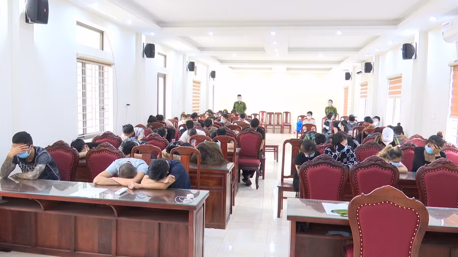 Các đối tượng tụ tập sử dụng ma tuý tại quán karaoke.