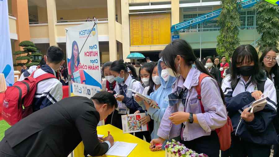 Học sinh Trường THPT Phan Bội Châu trong một buổi tư vấn hướng nghiệp, giúp các em chọn được hướng đi đúng đắn.