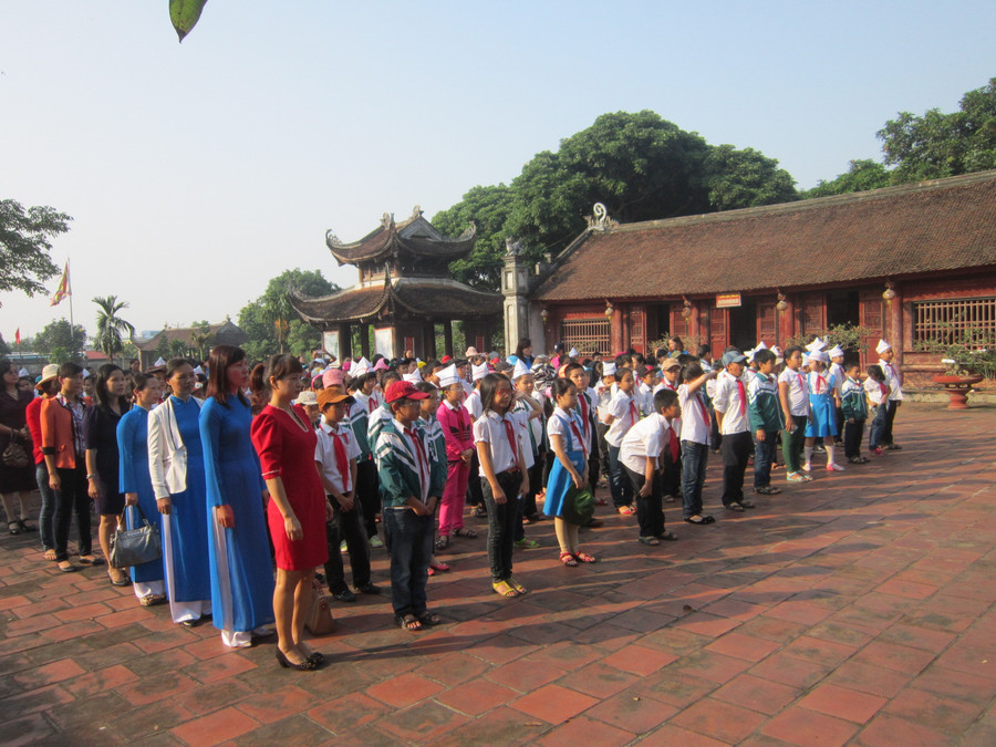 Thầy và trò các trường học trong tỉnh Hải Dương dâng hương tại Văn miếu Mao Điền Thầy và trò các trường học trong tỉnh Hải Dương dâng hương tại Văn miếu Mao Điền