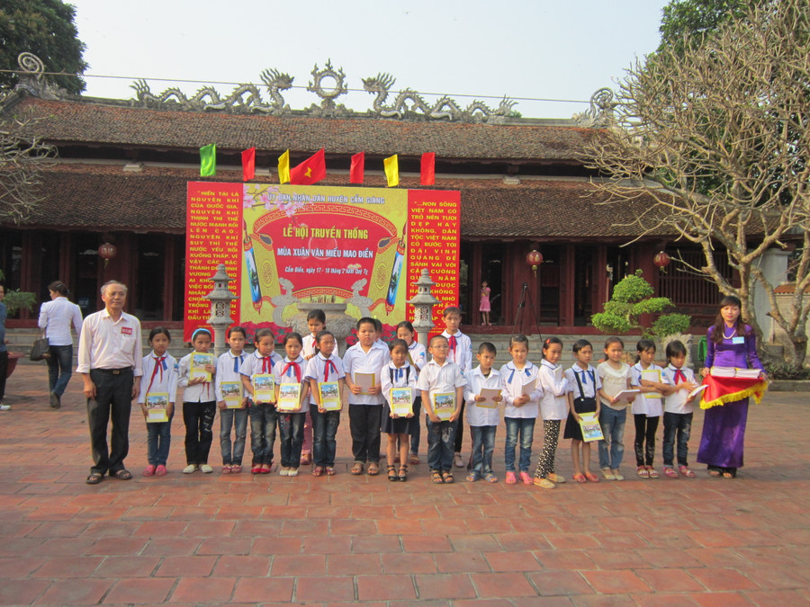 Nhiều trường học, dòng họ trao học bổng cho HS hiếu học tại Văn miếu Mai Điền Nhiều trường học, dòng họ trao học bổng cho HS hiếu học tại Văn miếu Mai Điền