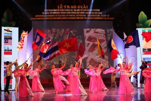 Đêm Gala công bố và trao giải Liên hoan Ảnh và Phim phóng sự - tài liệu ASEAN 2013 đã diễn ra trang trọng tại Nhà hát Lớn, thành phố Hà Nội.