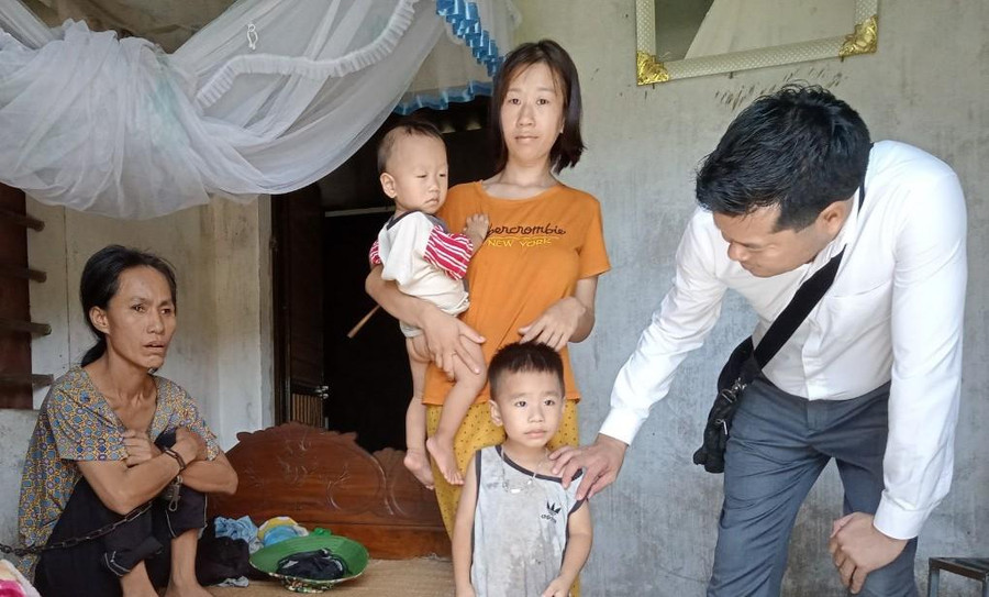 Nhà báo Nguyễn Văn Dũng, Trưởng đại diện văn phòng báo GD&amp;TĐ khu vực MTTN động viên thăm hỏi hoàn cảnh gia đình.