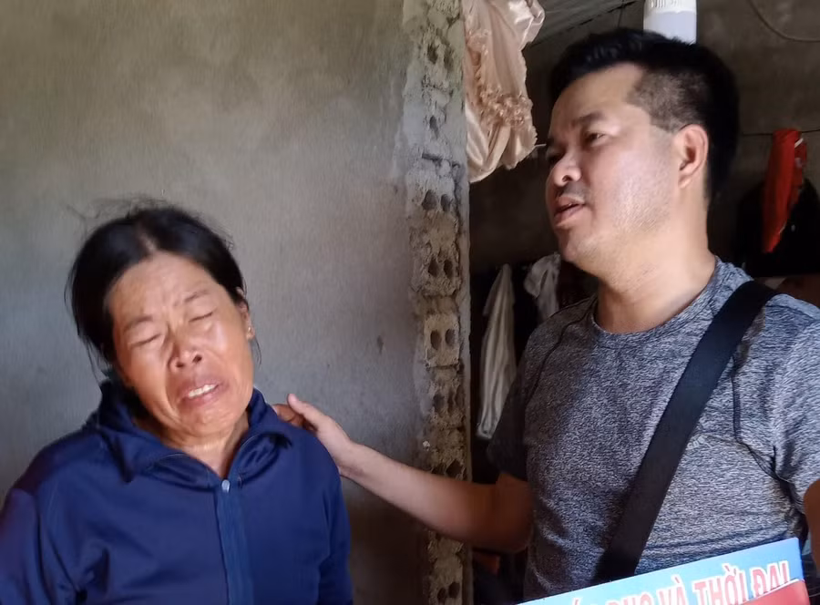 Chị Tâm nghẹn ngào đón nhận món quà hỗ trợ từ bạn đọc báo GD&amp;TĐ.