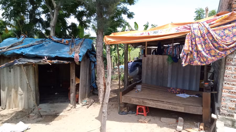 Ngôi nhà tạm bợ của mẹ con chị Tâm.