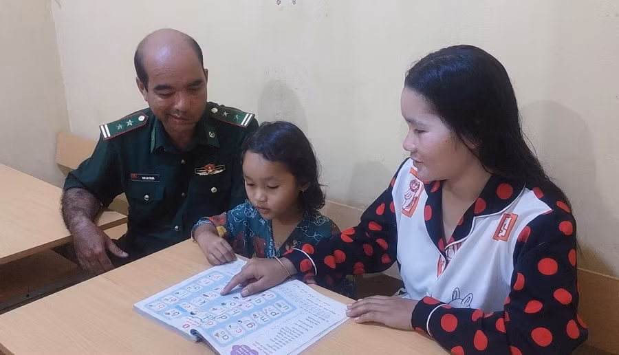 Những học viên có con nhỏ mang theo đến lớp được thầy giáo đặc biệt tận tình hướng dẫn.