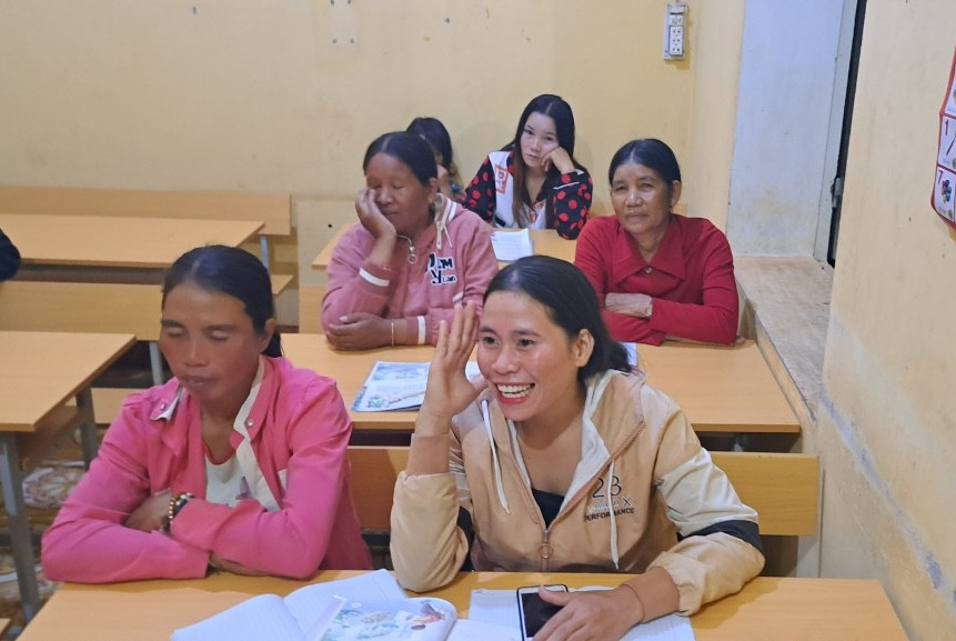 Học viên tích cực học chữ, xung phong trả lời câu hỏi giáo viên đưa ra.