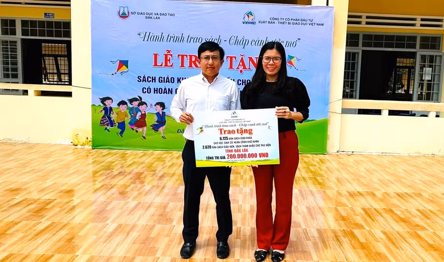 Chương trình "Hành trình trao sách - Chắp cánh ước mơ" trao tặng 6.725 bản sách giáo khoa, 2.620 bản sách tham khảo cho học sinh, giáo viên các trường vùng khó khăn tỉnh Đắk Lắk với tổng trị giá 200 triệu đồng - Ảnh: TT.