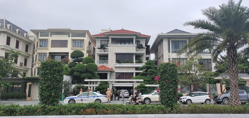 Lực lượng chức năng phong tỏa, khám xét nhà riêng ông Phạm Hồng Hà. Lực lượng chức năng phong tỏa, khám xét nhà riêng ông Phạm Hồng Hà.