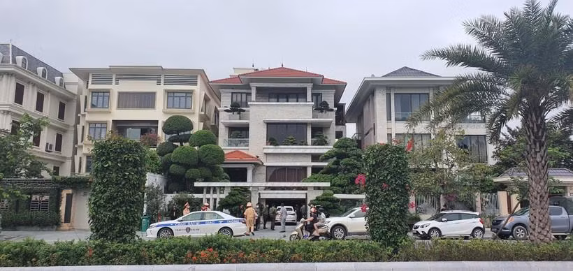 Lực lượng chức năng phong tỏa, khám xét nhà riêng ông Phạm Hồng Hà.