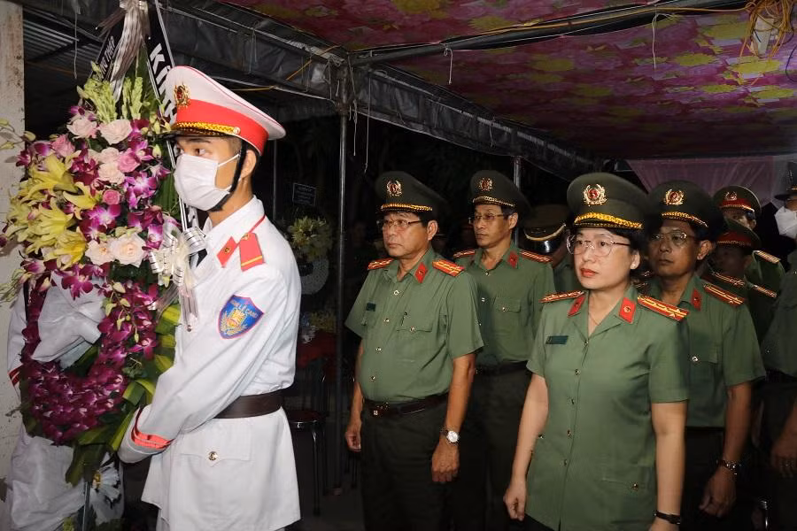 Đảng ủy Ban Giám đốc Công an tỉnh Đồng Tháp đến viếng và chia buồn cùng gia đình Đại úy Hồ Tấn Dương.