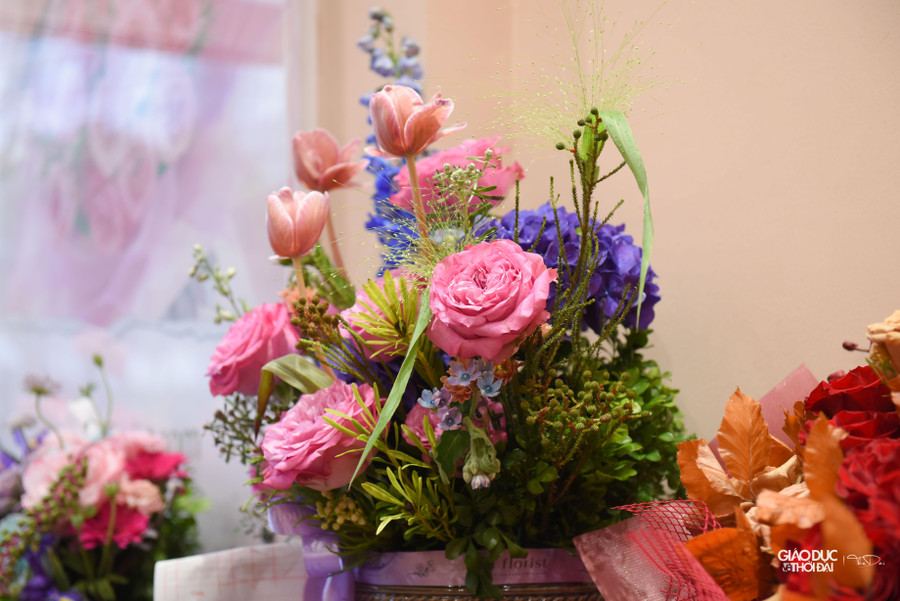 Càng đến gần ngày 20/10, số lượng khách đặt hoa càng nhiều, nhân viên phải làm liên tục mới kịp để giao cho khách - chị Nga cho biết thêm.