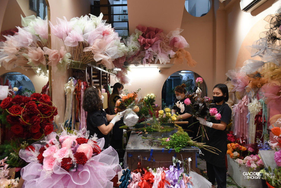 Nhân viên tất bật làm cho kịp đơn đặt hàng trong ngày 20/10.