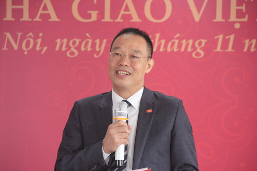 PGS. TS. Bùi Đường Nghiêu phát biểu tại buổi lễ PGS. TS. Bùi Đường Nghiêu phát biểu tại buổi lễ