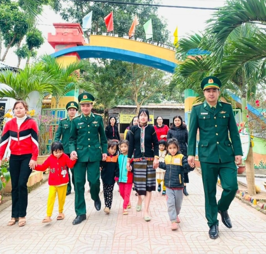 Các trường phối hợp với lực lượng biên phòng đưa học sinh đến lớp.