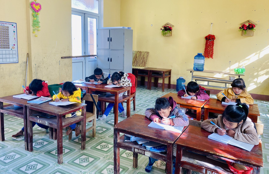 Học sinh trở lại học tập sau Tết tại Trường Tiểu học và Trung học cơ sở Hướng Linh.