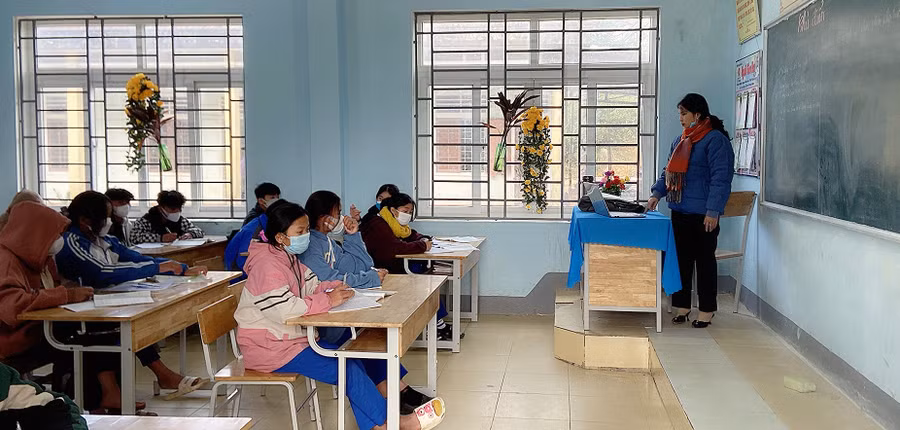 Gác lại kỳ nghỉ tết, các giáo viên Trường Tiểu học và Trung học cơ sở Hướng Linh tổ chức dạy học nghiêm túc. (Ảnh: Minh Quốc).