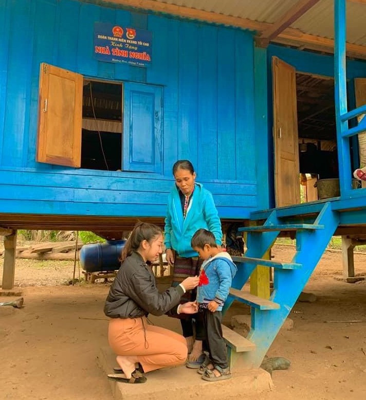 Giáo viên đến nhà để hỗ trợ học sinh khó khăn, đưa các em đến trường.