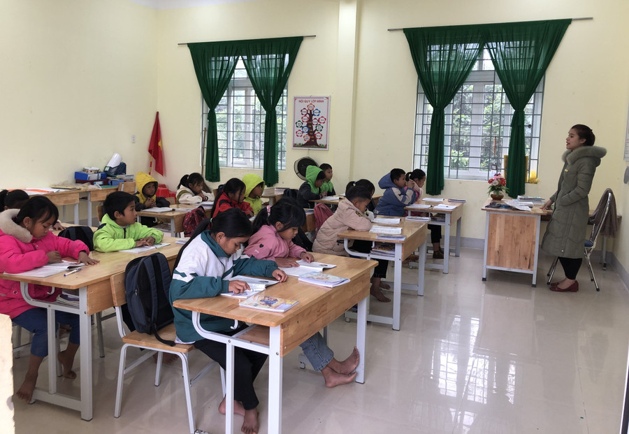 Nhiều địa phương còn thiếu giáo viên, ảnh hưởng đến việc dạy học.