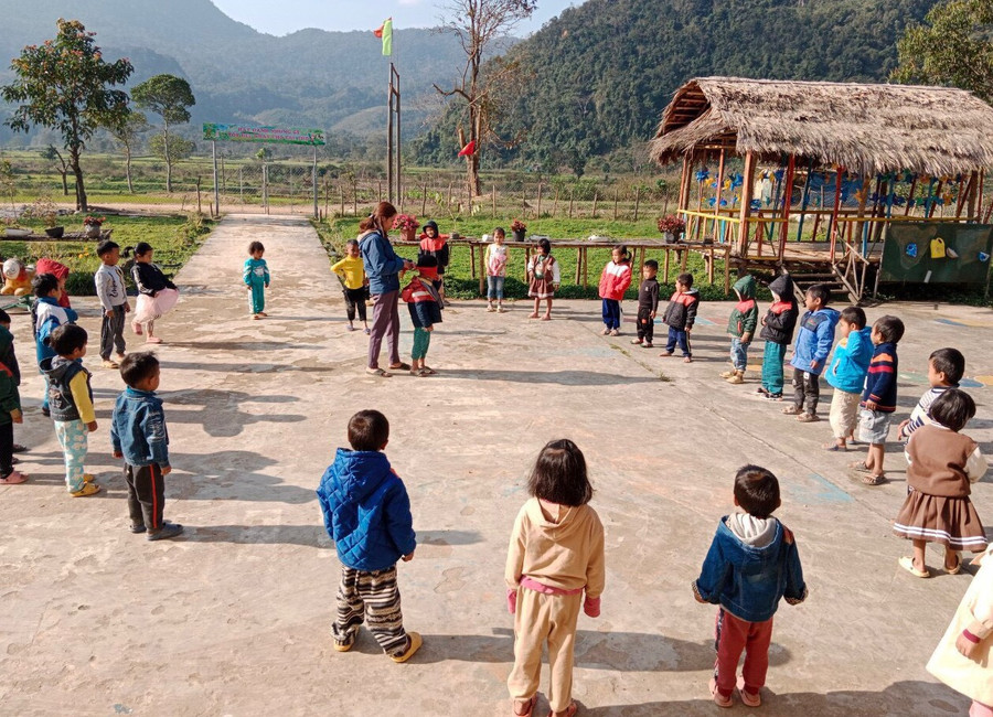 Các trường tổ chức trò chơi để học sinh phấn khởi đến lớp. (Ảnh: Thanh Nga).