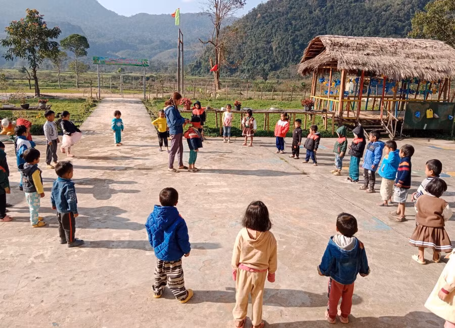 Các trường tổ chức trò chơi để học sinh phấn khởi đến lớp. (Ảnh: Thanh Nga).