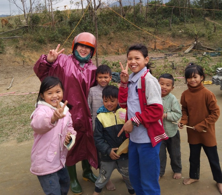 Cô giáo tại Trường Tiểu học và Trung học cơ sở Hướng Linh (huyện Hướng Hóa) đến tận nhà vận động học sinh.