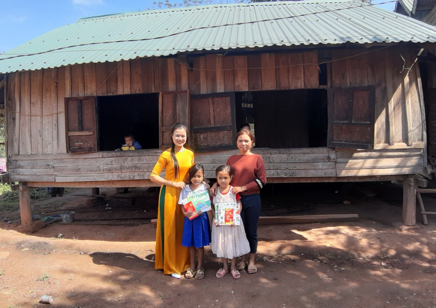 Giáo viên đến tận nhà học sinh để mừng tuổi và lì xì sách. (Ảnh: Mai Trọng).