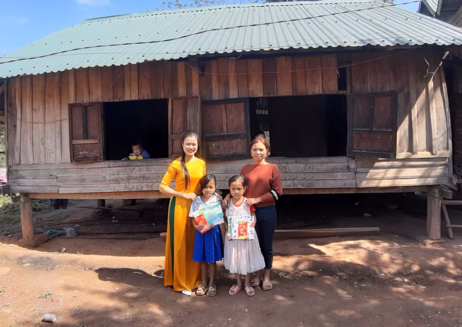 Giáo viên đến tận nhà học sinh để mừng tuổi và lì xì sách. (Ảnh: Mai Trọng).