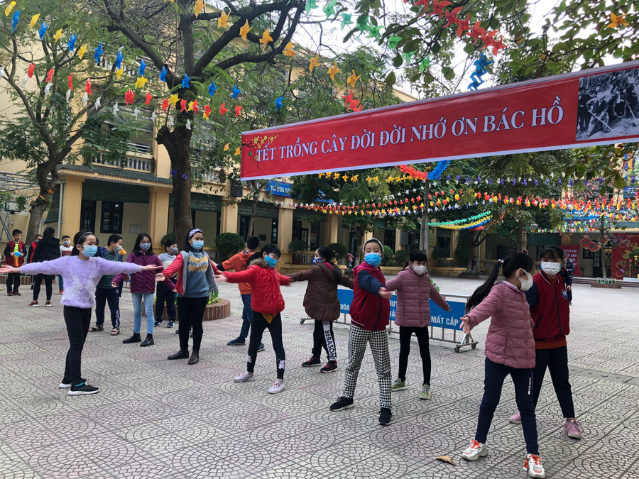 Tại các tiết học ngoại khoá, học sinh cũng đeo khẩu trang.