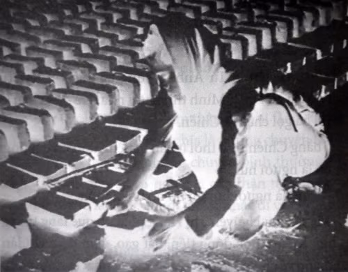 Chị Hằng với hình ảnh âm bản trong phim Chuyện tử tế của đạo diễn Trần Văn Thủy - Ảnh: L.Đ.Dục chụp lại