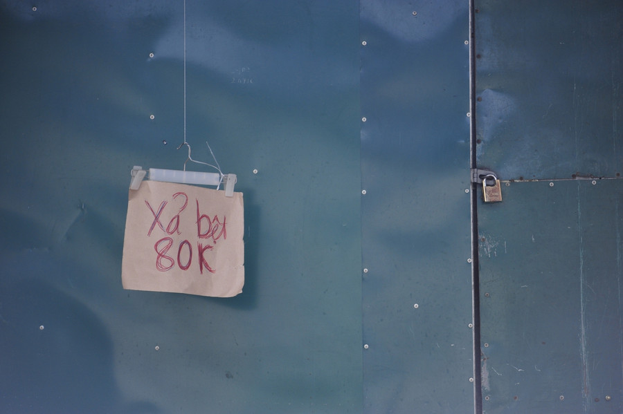 Cảnh &quot;kín cổng cao tường&quot; của nơi vốn là các sạp hàng náo nhiệt.