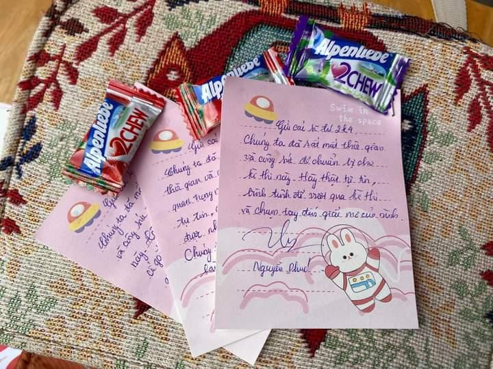 Lời chúc được viết tay kèm phần quà nho nhỏ, thiết thực. Lời chúc được viết tay kèm phần quà nho nhỏ, thiết thực.