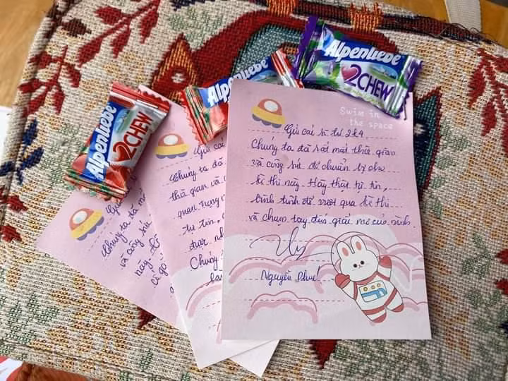 Lời chúc được viết tay kèm phần quà nho nhỏ, thiết thực.