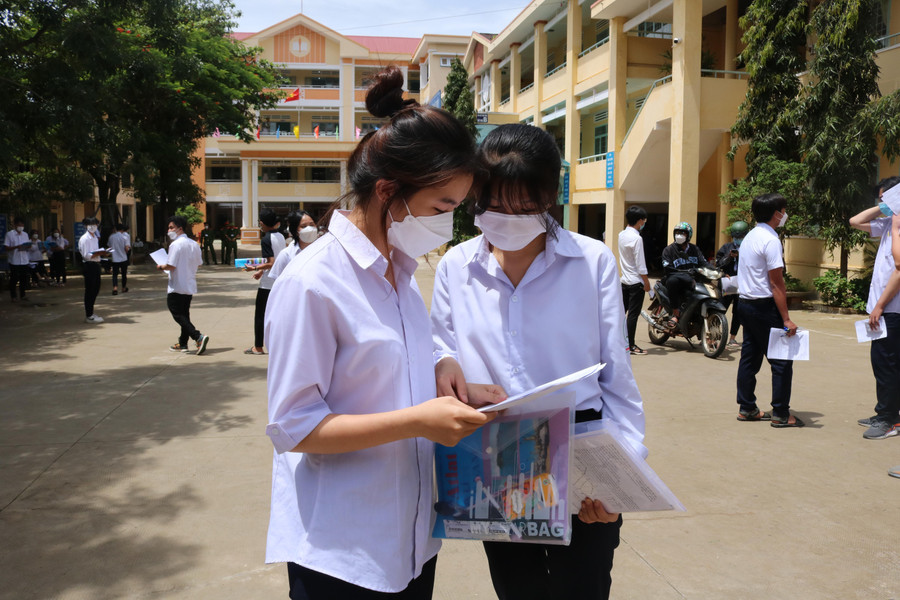 Thí sinh Gia Lai tự tin, hài lòng sau khi hoàn thành bài thi tổ hợp môn.